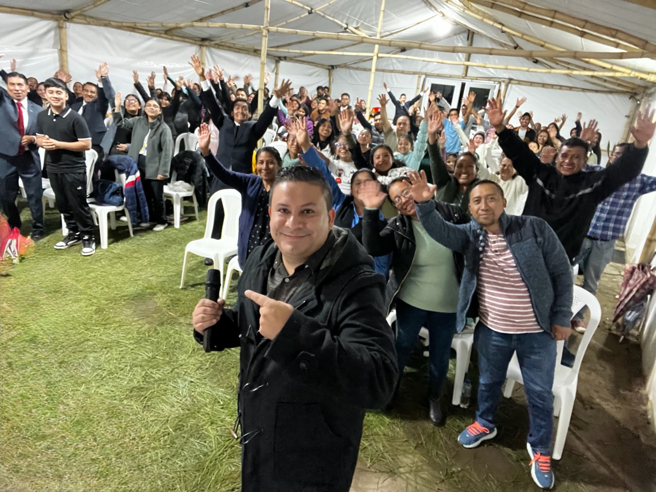 Congregación de Ministerios del Reino reunida al finalizar un encuentro